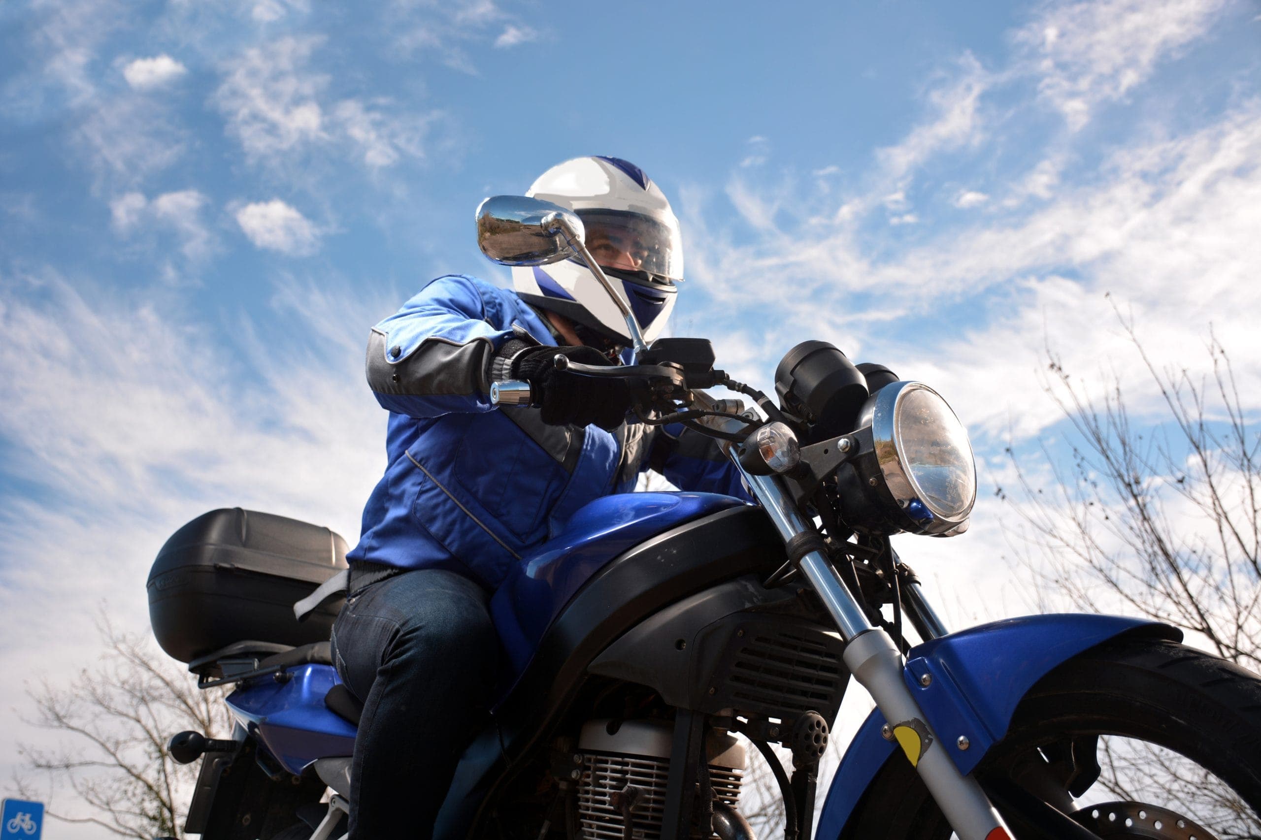 Motociclista con casco azul en carretera