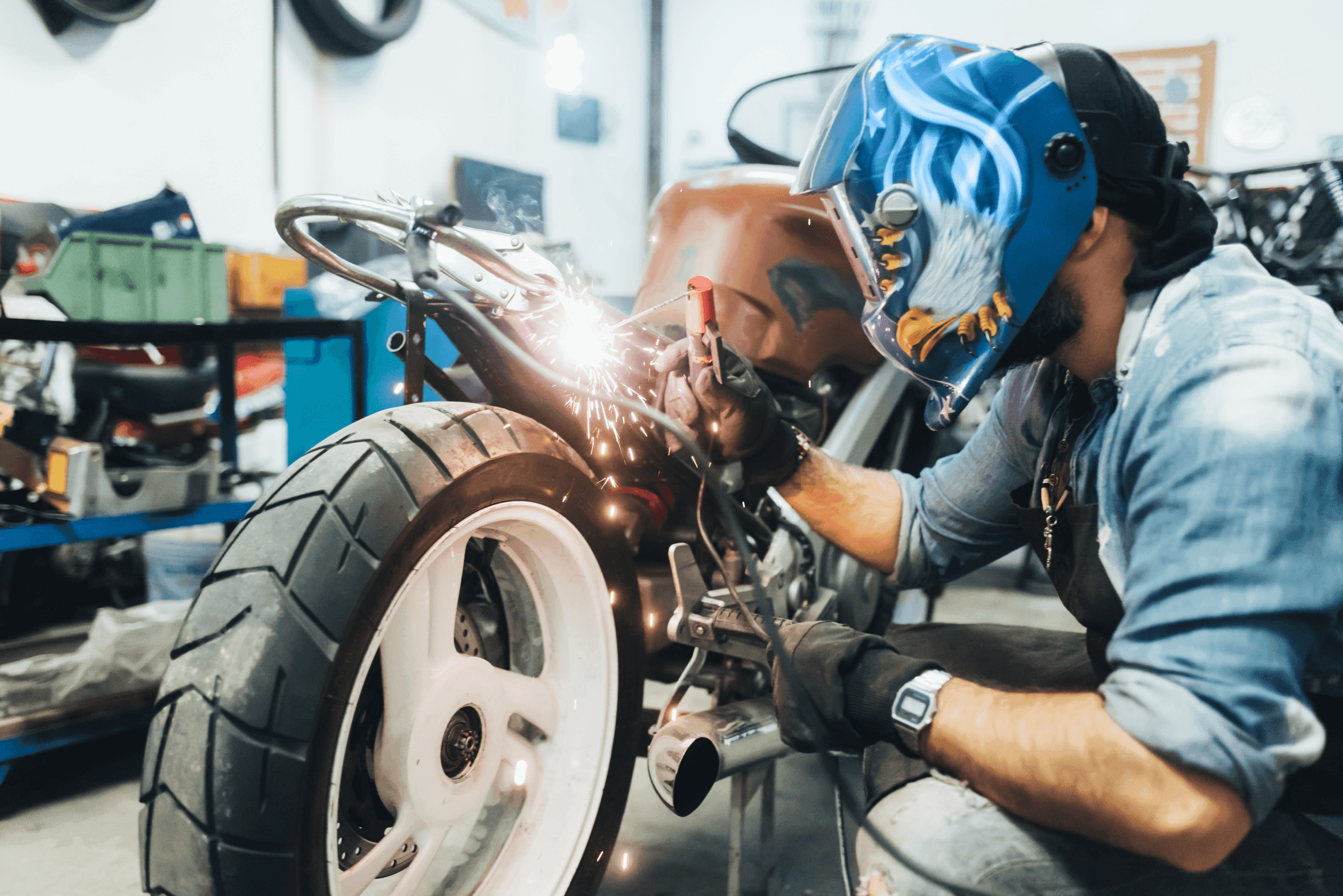 Trabajo de mantenimiento sobre una motocicleta