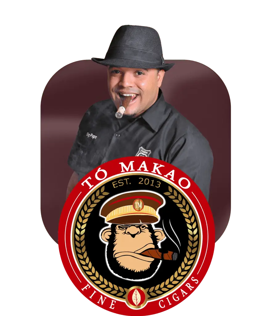 El dueño de To' Makao y el logotipo de la marca