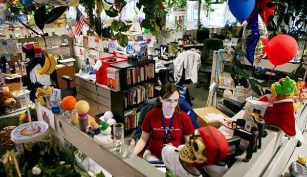 - startups - 61f8a3693d68ac6a62159606 03 zappos employee 600x346 1 - ui/ux