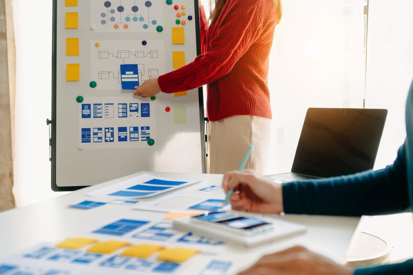- ui/ux - vista cerca equipo desarrolladores interfaz usuario haciendo lluvia ideas sobre su proyecto telefono inteligente portatil tableta digital agencia desarrollo digital creativa scaled - ui/ux