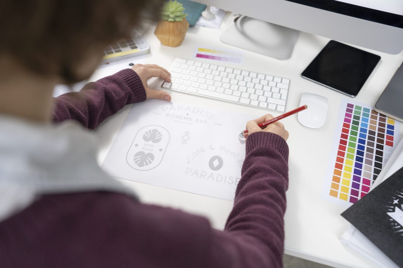 - ui/ux - disenador grafico haciendo logo cuaderno scaled - ui/ux