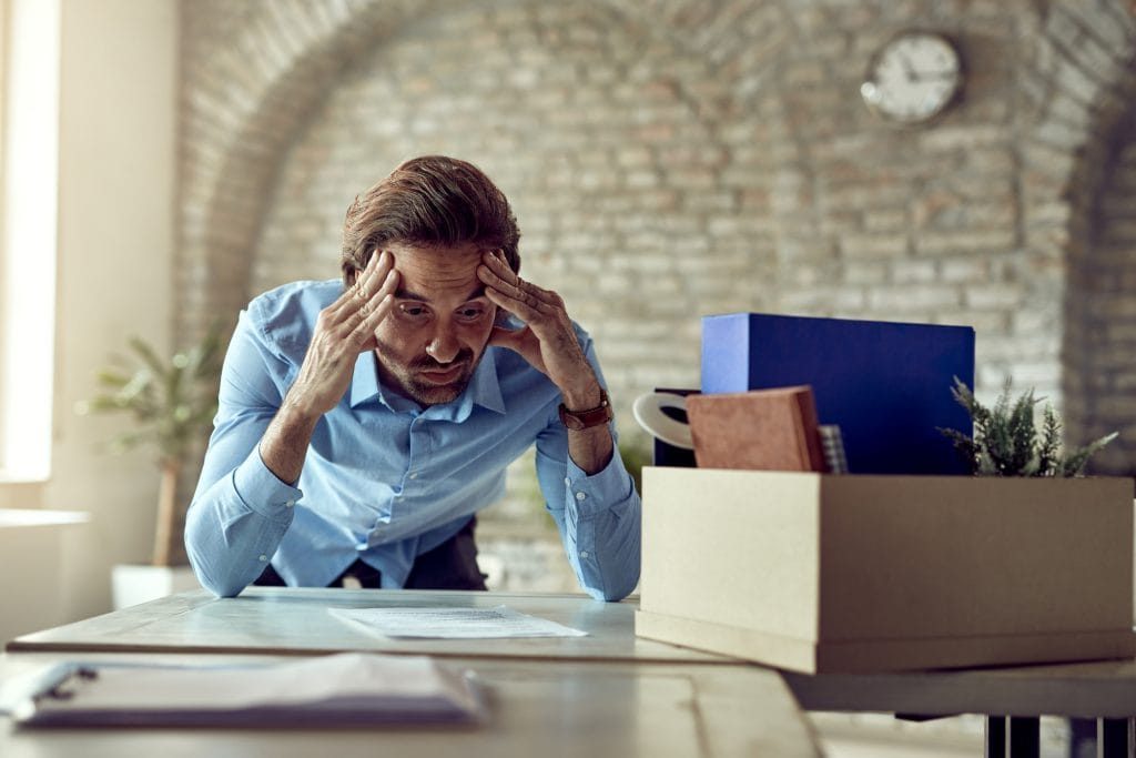 - artificial intelligence - joven empresario disgustado dolor cabeza despues ser despedido su trabajo oficina 1 - ux/ui