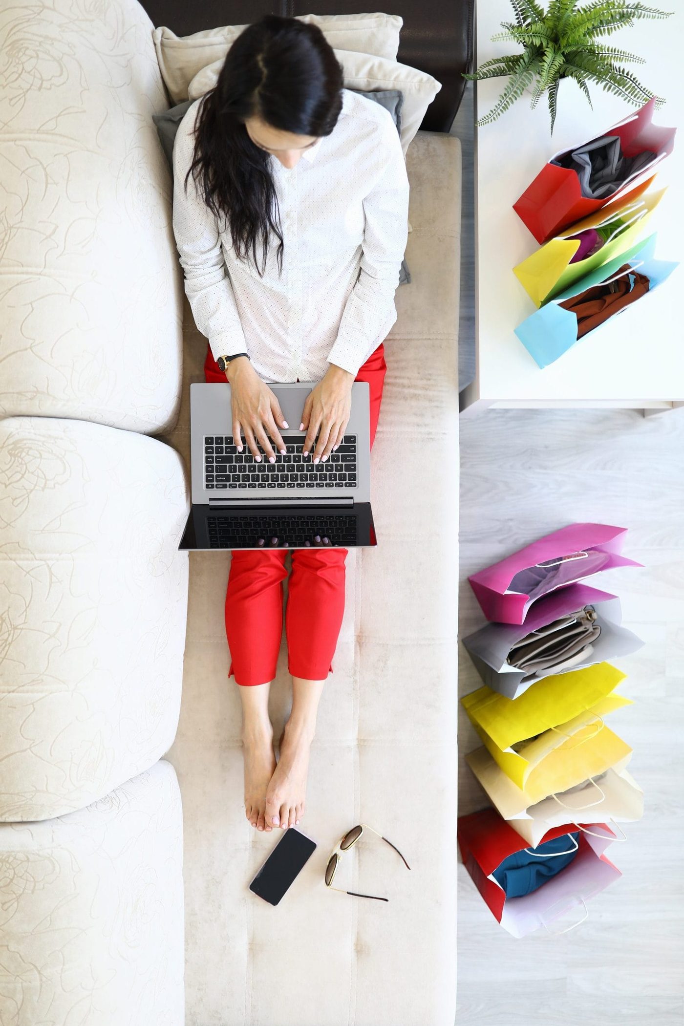 - woocommerce - mujer joven encuentra sofa computadoras portatiles su regazo muchas bolsas papel piso apartamento scaled e1676390736165 - ui/ux
