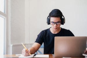 - college - joven estudia casa usando computadora portatil aprende linea 1 - web design