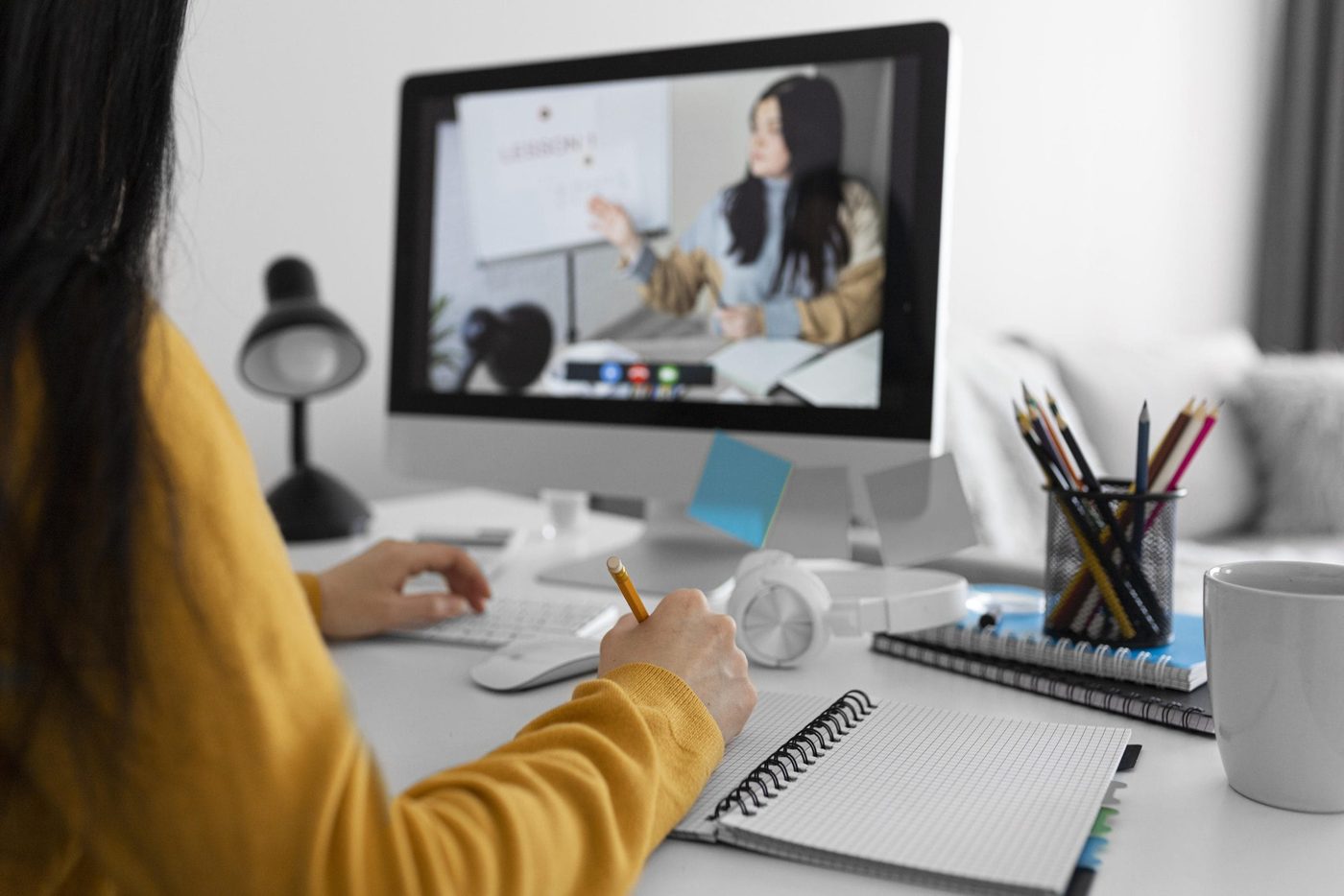 - college - estudiante clase mirando curso scaled - web design