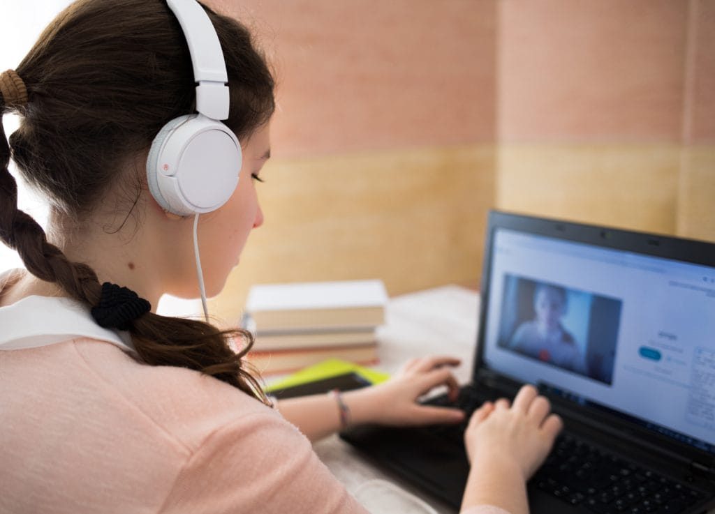 - college - estudiante usando computadora portatil casa 1 - web design