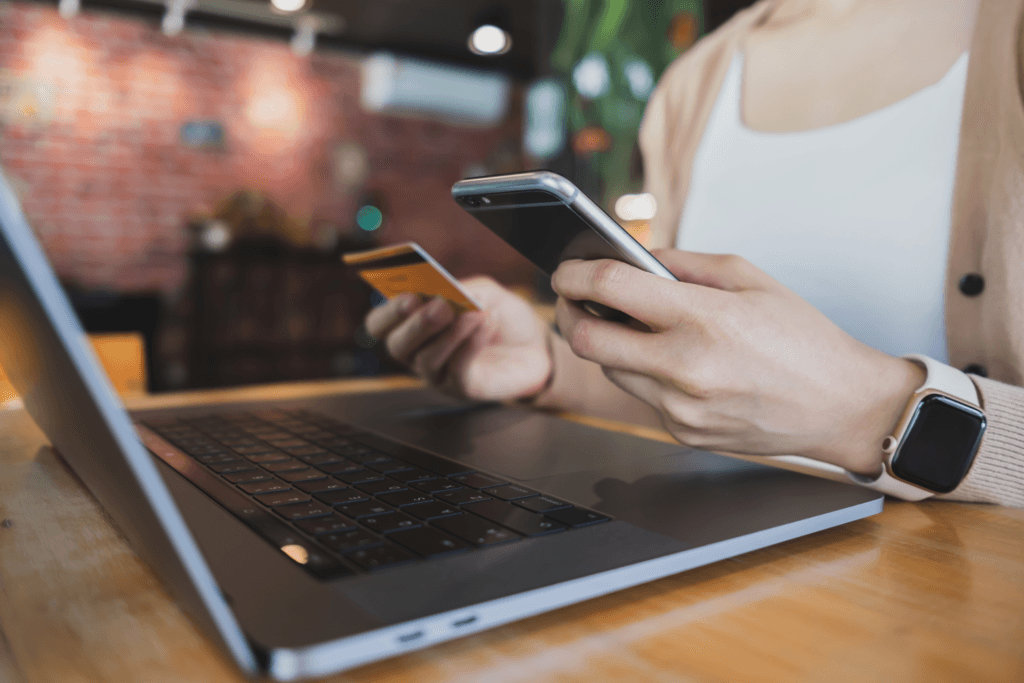 - fednow - mano mujer tarjeta credito usando telefono inteligente portatil cafe pagar linea usando servicio banca internet concepto compras linea 1 - web design